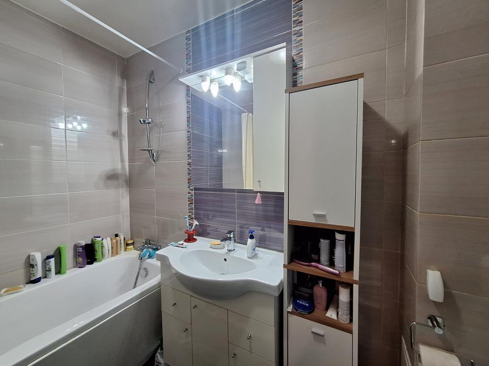 Apartament la etajul 1, 61 mp, balcon, zona Porii
