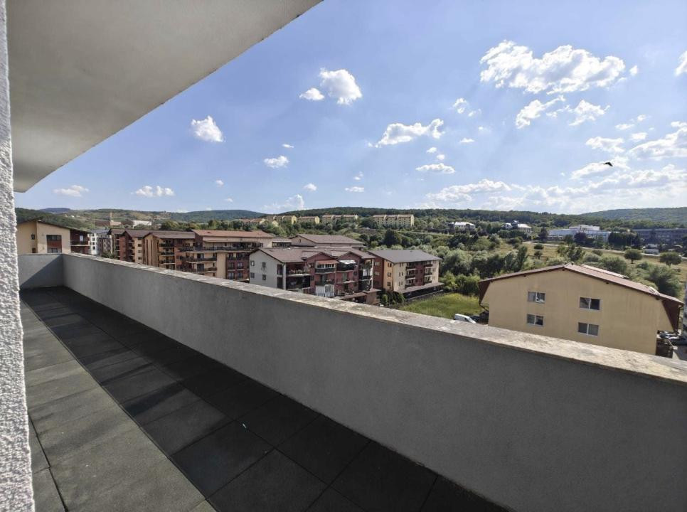 Apartament cu 3 camere , terasa de 50 mp,parcare 