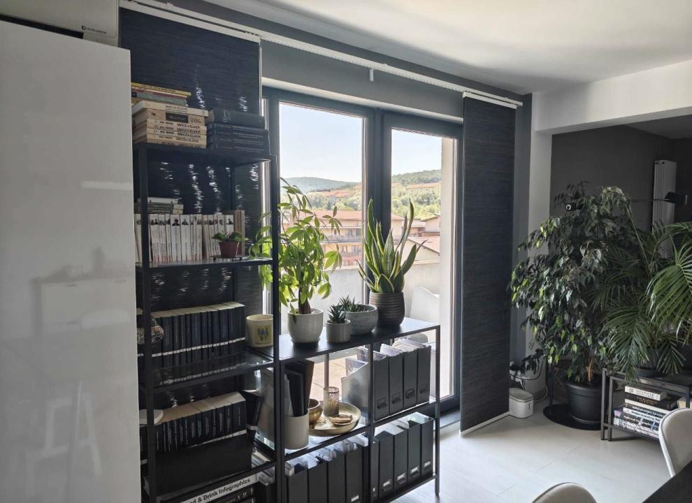 Apartament cu 3 camere , terasa de 50 mp,parcare 
