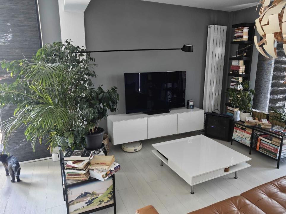 Apartament cu 3 camere , terasa de 50 mp,parcare 