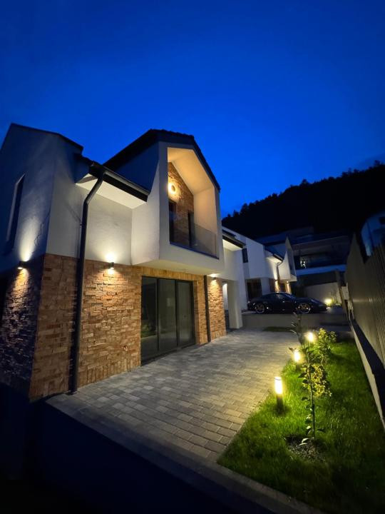 Casa individuala smart de vanzare 193 mp utili, garaj, teren 300 mp, zona VIVO!
