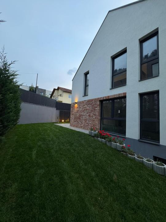 Casa individuala smart de vanzare 193 mp utili, garaj, teren 300 mp, zona VIVO!