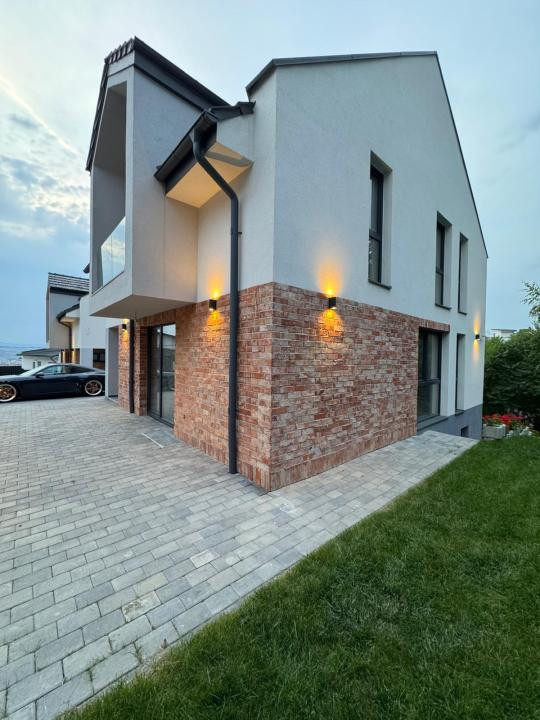 Casa individuala smart de vanzare 193 mp utili, garaj, teren 300 mp, zona VIVO!