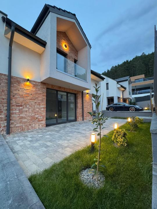 Casa individuala smart de vanzare 193 mp utili, garaj, teren 300 mp, zona VIVO!