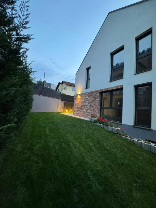 Casa individuala smart de vanzare 193 mp utili, garaj, teren 300 mp, zona VIVO!
