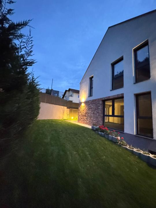 Casa individuala smart de vanzare 193 mp utili, garaj, teren 300 mp, zona VIVO!
