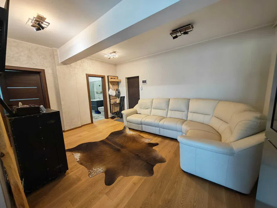 Apartament cu 3 camere, 63 mp, balcon, zona Terra