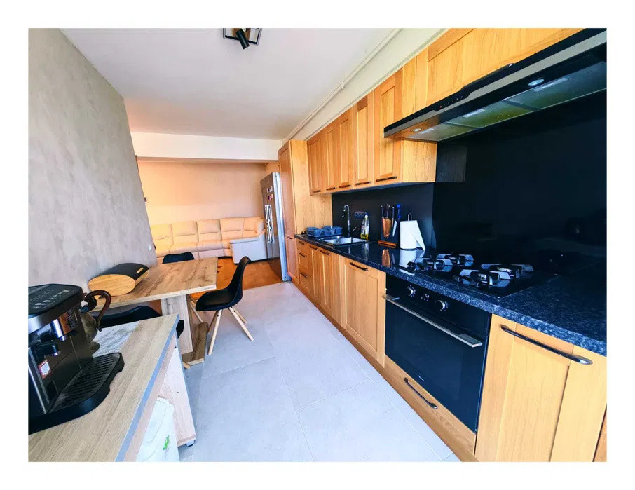 Apartament cu 3 camere, 63 mp, balcon, zona Terra