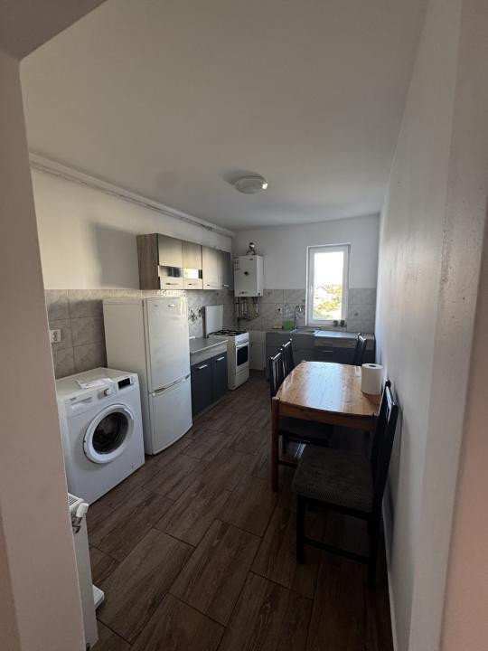 Apartament de închiriat, 2 camere, parcare, zona Terra