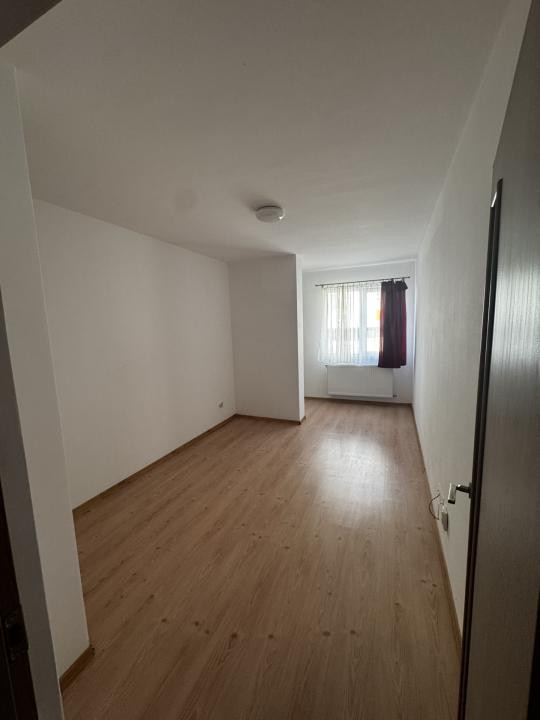 Apartament de închiriat, 2 camere, parcare, zona Terra