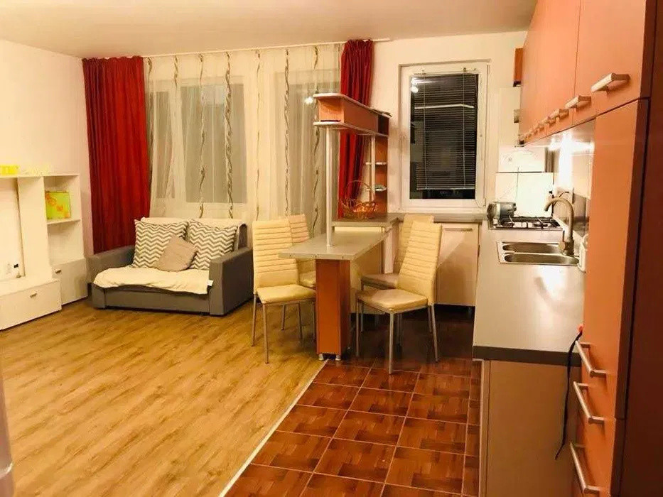 Apartament la etaj intermediar, parcare, balcon, zona Eroilor