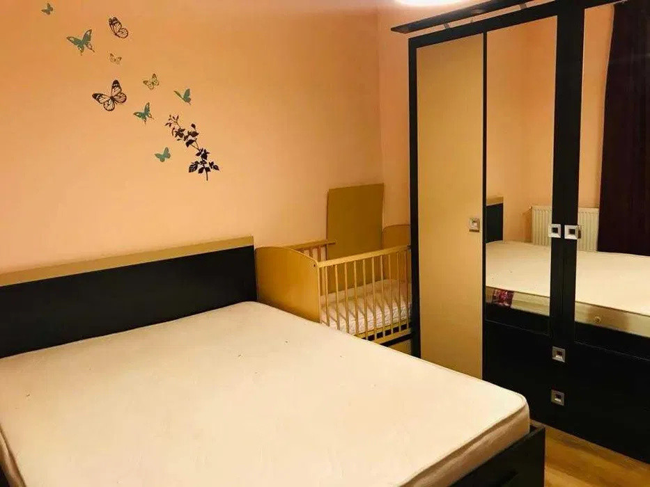 Apartament la etaj intermediar, parcare, balcon, zona Eroilor