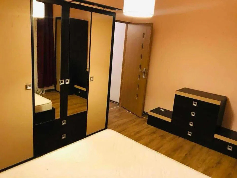 Apartament la etaj intermediar, parcare, balcon, zona Eroilor