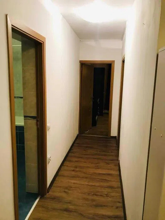 Apartament la etaj intermediar, parcare, balcon, zona Eroilor