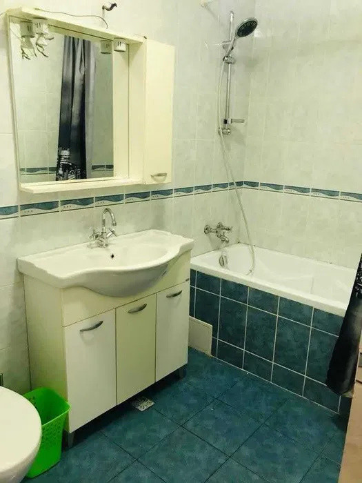 Apartament la etaj intermediar, parcare, balcon, zona Eroilor