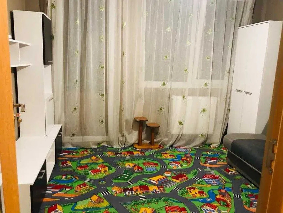 Apartament la etaj intermediar, parcare, balcon, zona Eroilor