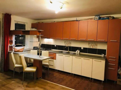 Apartament la etaj intermediar, parcare, balcon, zona Eroilor