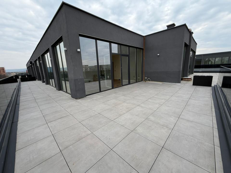 Penthouse - 84 mp utili - 3 camere - 3 bai - zona Sopor