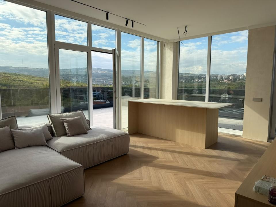 Penthouse - 84 mp utili - 3 camere - 3 bai - zona Sopor