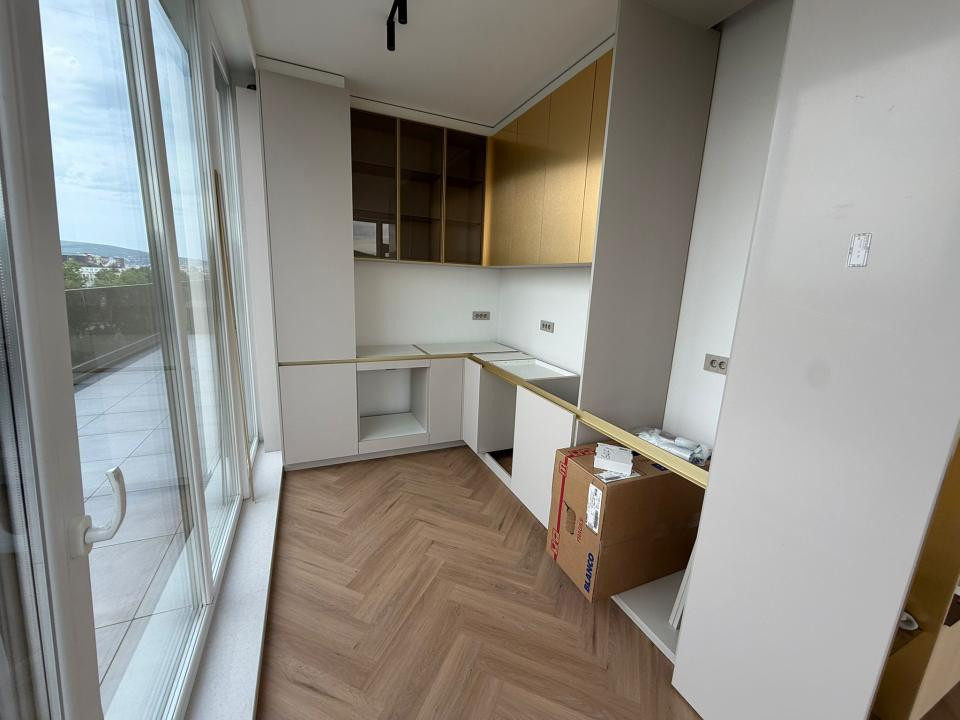 Penthouse - 84 mp utili - 3 camere - 3 bai - zona Sopor