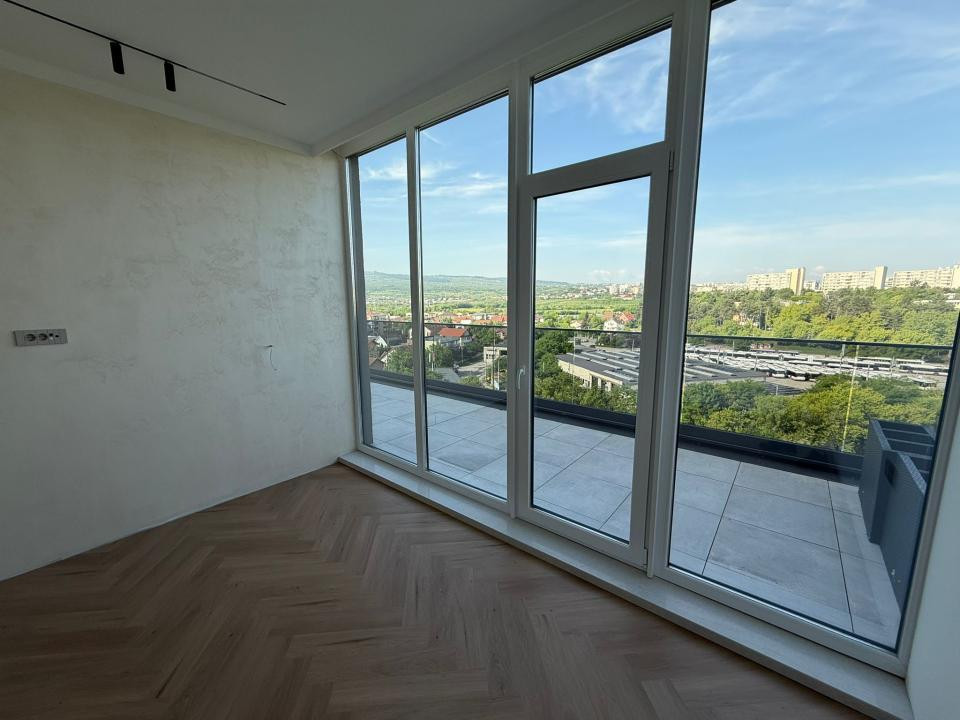 Penthouse - 84 mp utili - 3 camere - 3 bai - zona Sopor