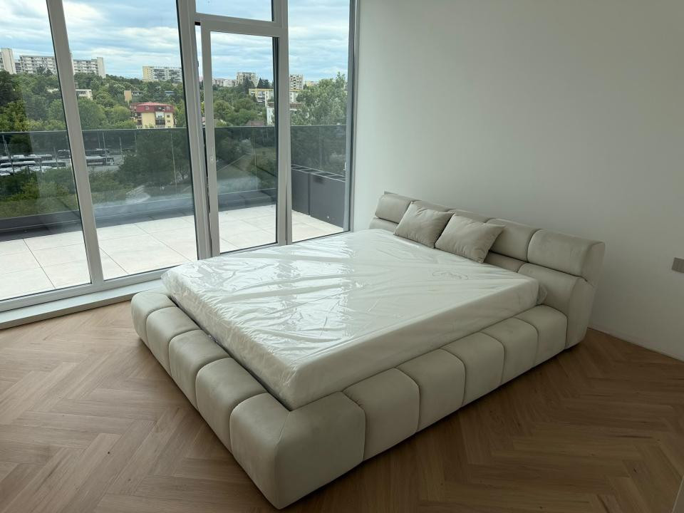 Penthouse - 84 mp utili - 3 camere - 3 bai - zona Sopor