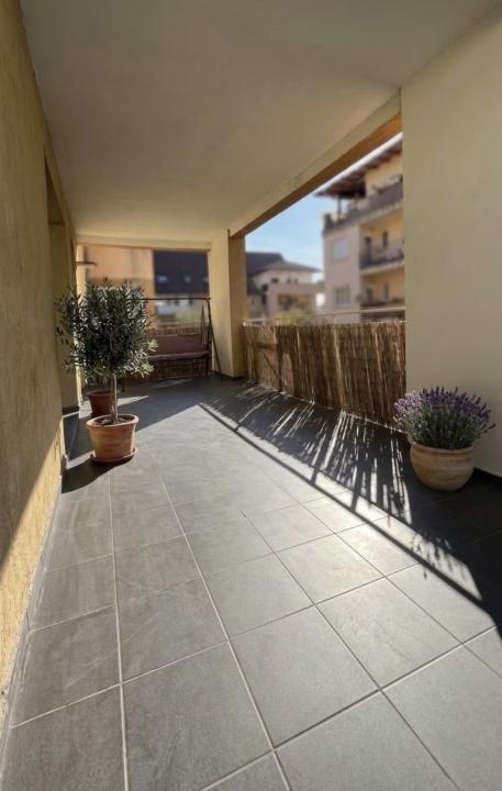 Apartament cu 2 camere decomandate, terasa de 34 mp , etaj 2