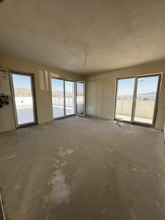 Apartament tip penthouse, 3 camere,58 mp,terasa 200 mp,Zona Eroilor