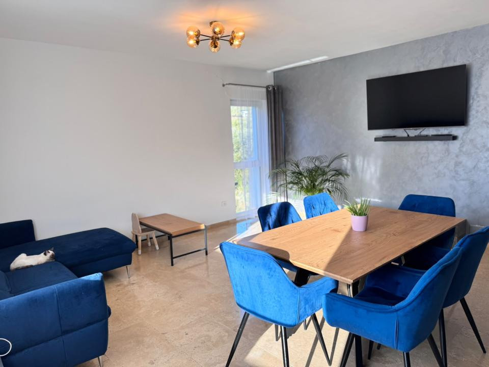 Apartament cu 3 camere, 2 bai, parcare, 2 balcoane, zona Stejarului 