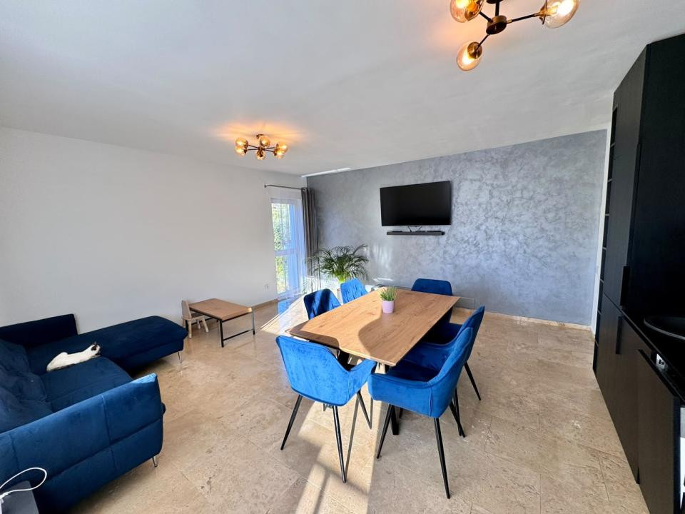 Apartament cu 3 camere, 2 bai, parcare, 2 balcoane, zona Stejarului 