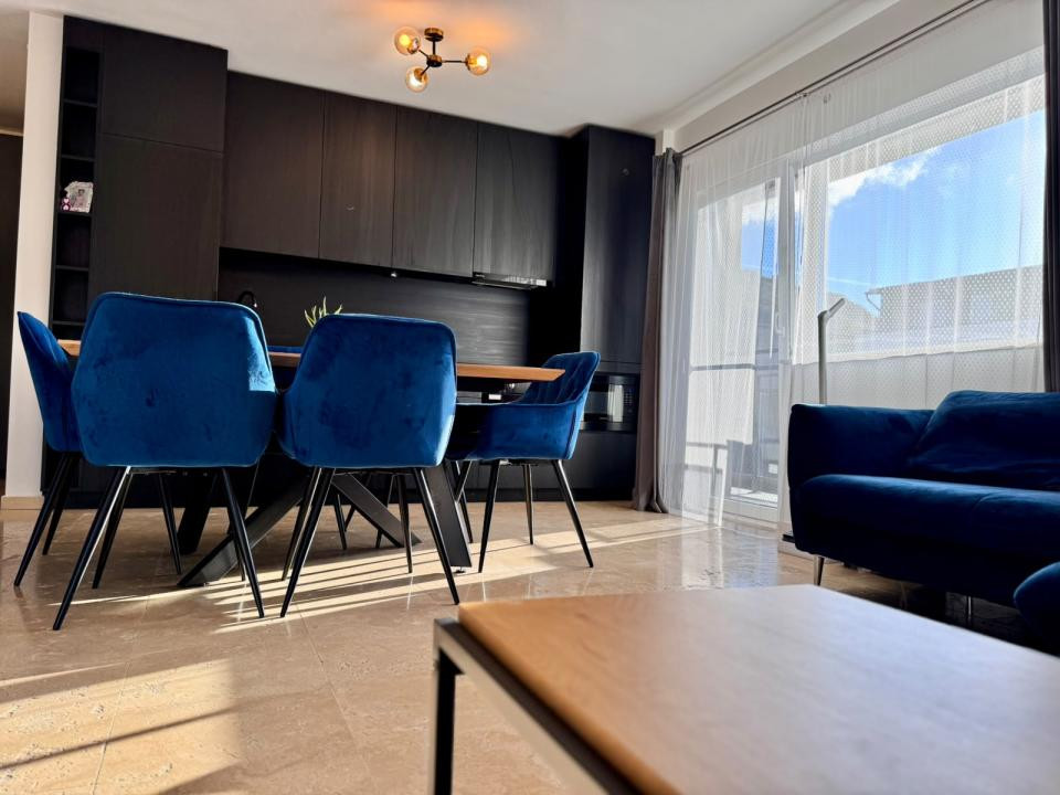 Apartament cu 3 camere, 2 bai, parcare, 2 balcoane, zona Stejarului 