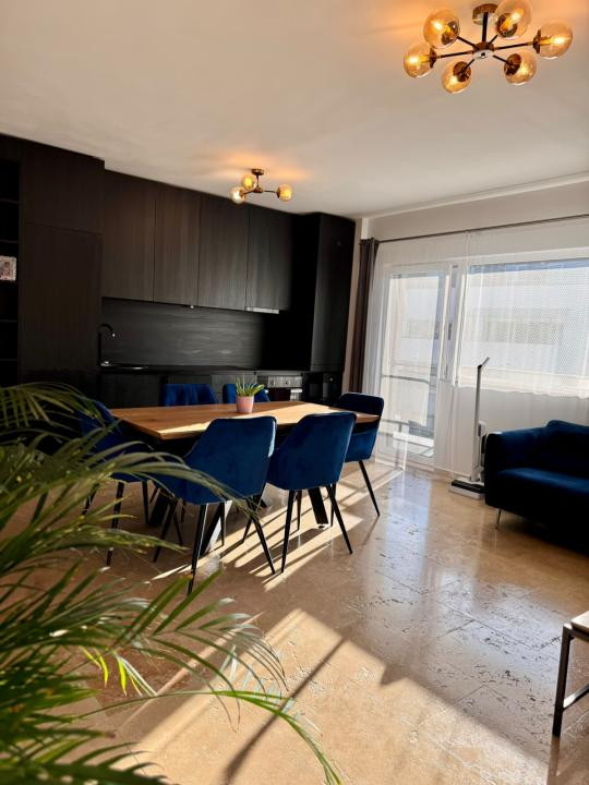 Apartament cu 3 camere, 2 bai, parcare, 2 balcoane, zona Stejarului 