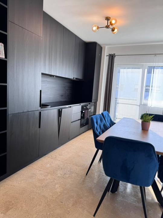 Apartament cu 3 camere, 2 bai, parcare, 2 balcoane, zona Stejarului 