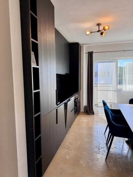 Apartament cu 3 camere, 2 bai, parcare, 2 balcoane, zona Stejarului 