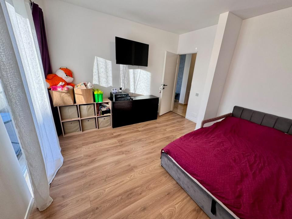 Apartament cu 3 camere, 2 bai, parcare, 2 balcoane, zona Stejarului 