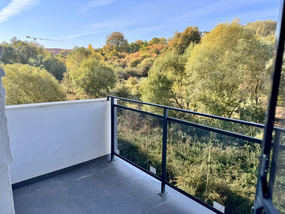 Apartament cu 3 camere, 2 bai, parcare, 2 balcoane, zona Stejarului 