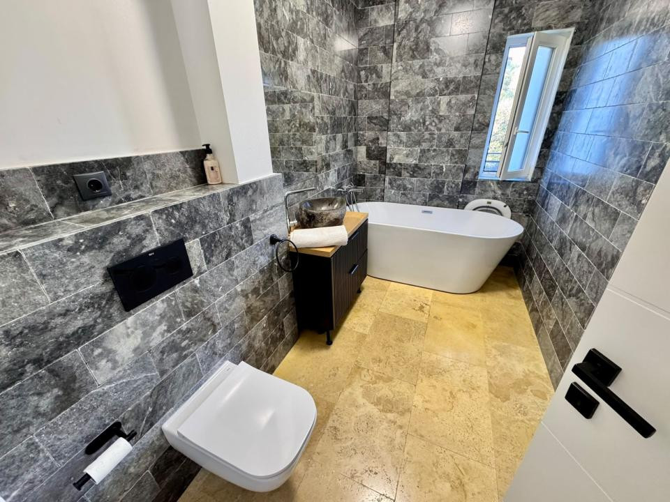 Apartament cu 3 camere, 2 bai, parcare, 2 balcoane, zona Stejarului 
