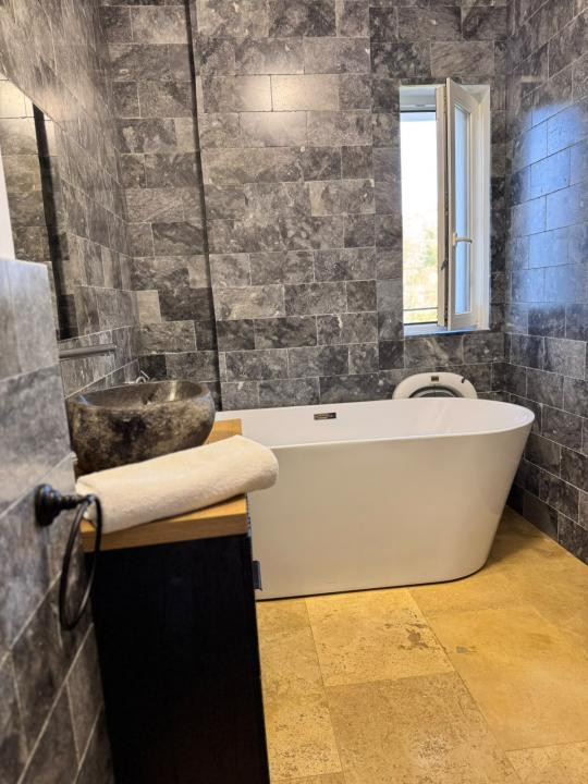 Apartament cu 3 camere, 2 bai, parcare, 2 balcoane, zona Stejarului 