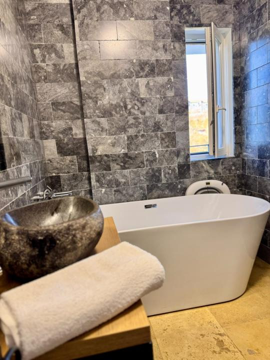 Apartament cu 3 camere, 2 bai, parcare, 2 balcoane, zona Stejarului 