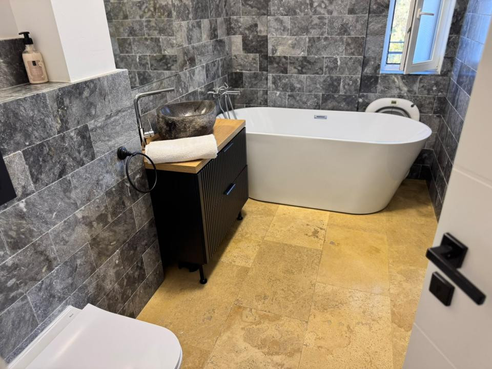 Apartament cu 3 camere, 2 bai, parcare, 2 balcoane, zona Stejarului 