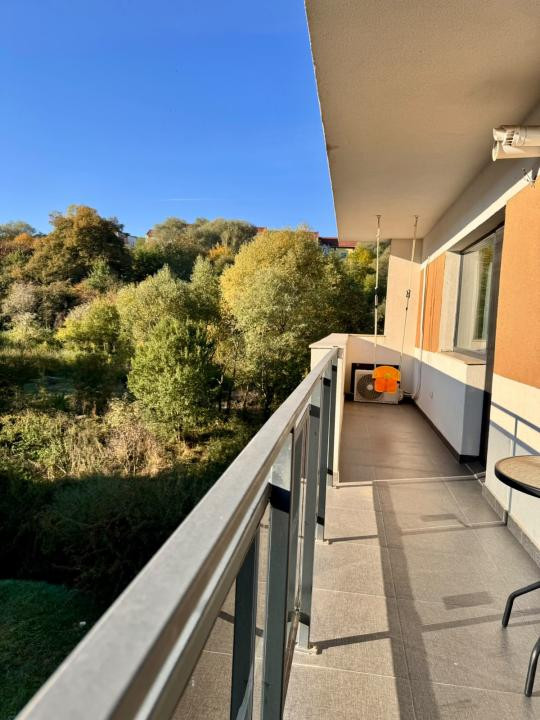 Apartament cu 3 camere, 2 bai, parcare, 2 balcoane, zona Stejarului 