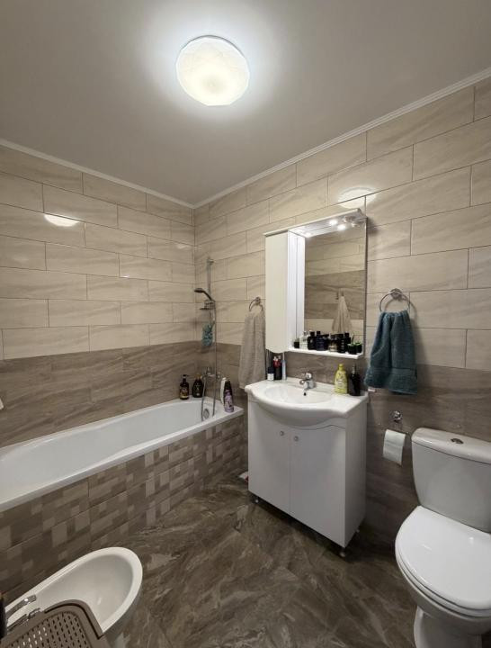 Apartament cu 2 camere,terasa,parcare inclusa,etaj intermediar 