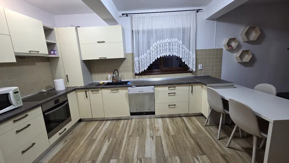Duplex de inchiriat, 5 camere langa parcul Poligon din Floresti!