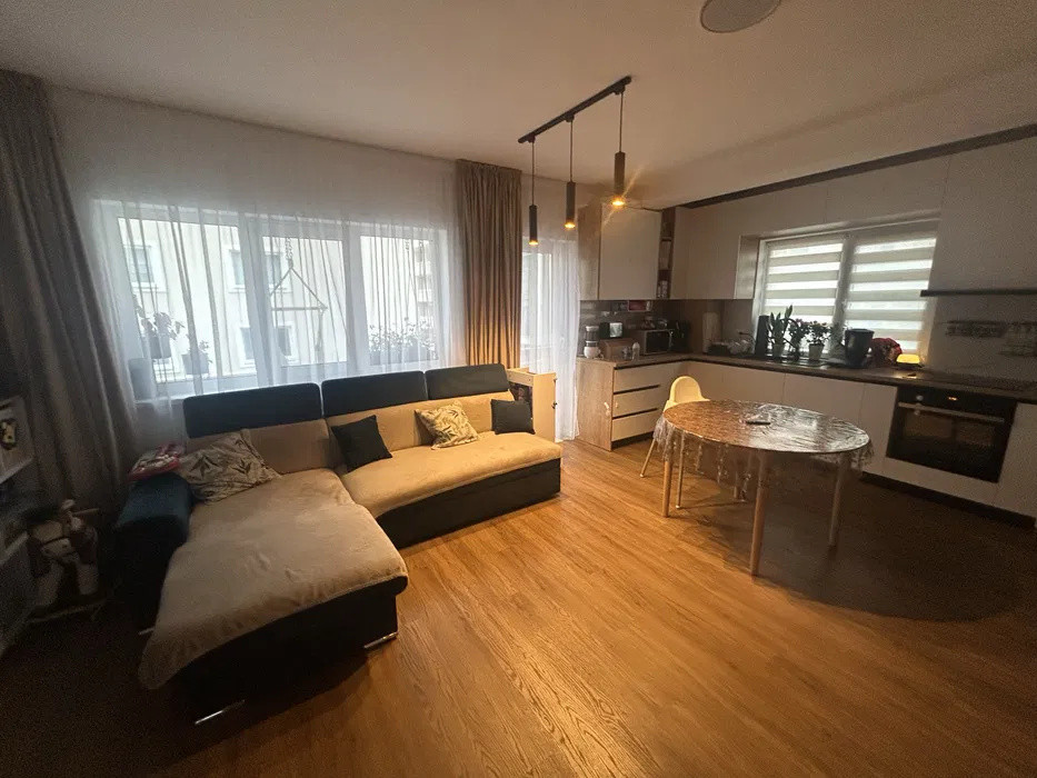 Apartament cu 3 camere, 2 bai, parcare, zona Cetatii