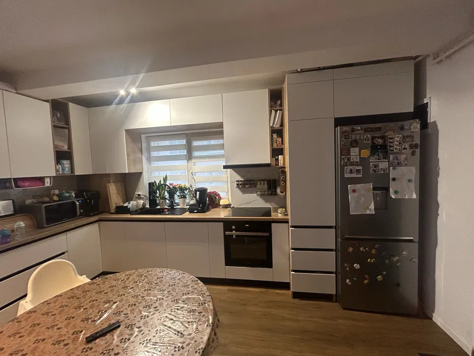 Apartament cu 3 camere, 2 bai, parcare, zona Cetatii