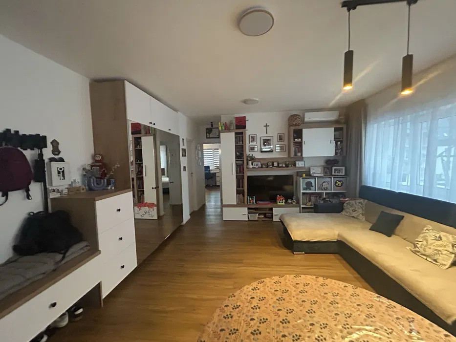 Apartament cu 3 camere, 2 bai, parcare, zona Cetatii