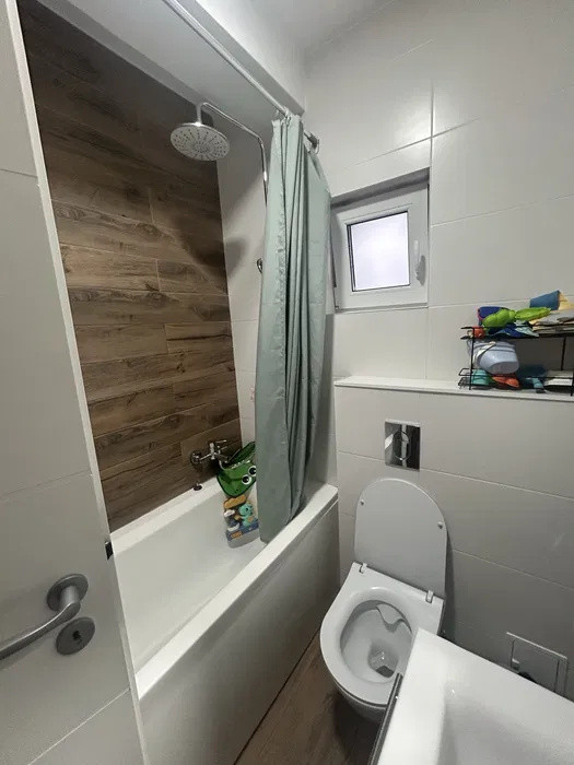 Apartament cu 3 camere, 2 bai, parcare, zona Cetatii