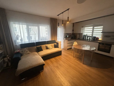 Apartament cu 3 camere, 2 bai, parcare, zona Cetatii