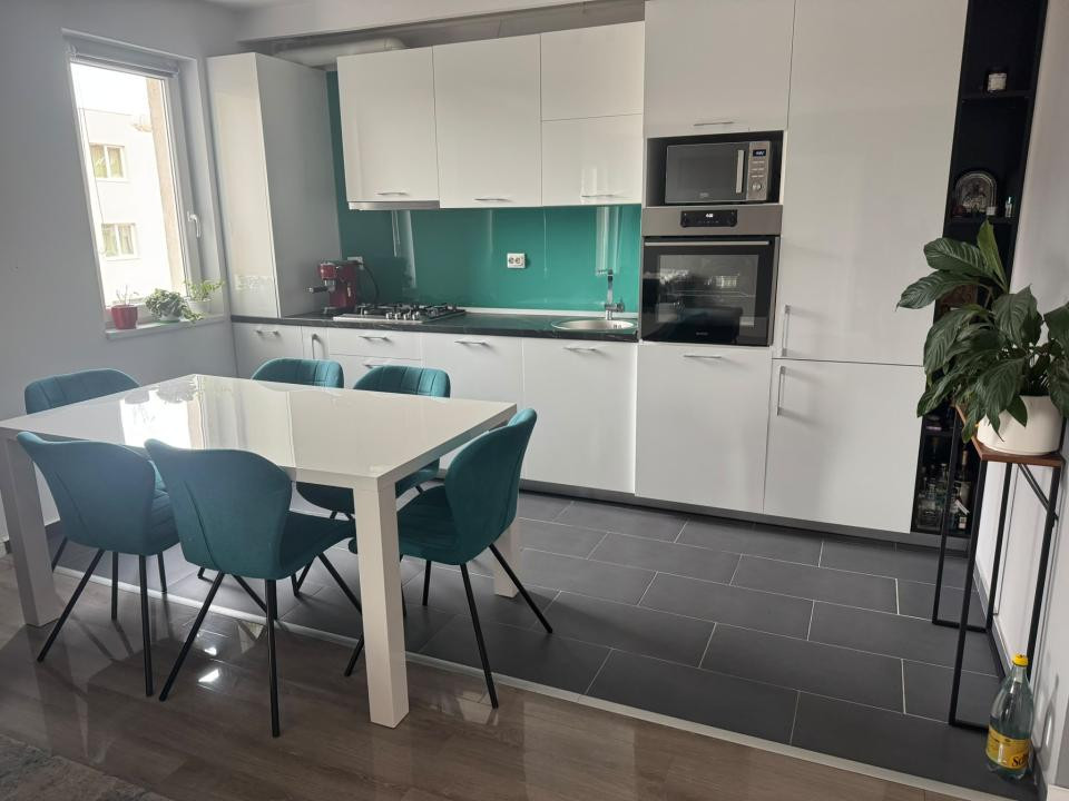 Apartament cu 3 camere, 70 mp, 2 balcoane, zona Teilor