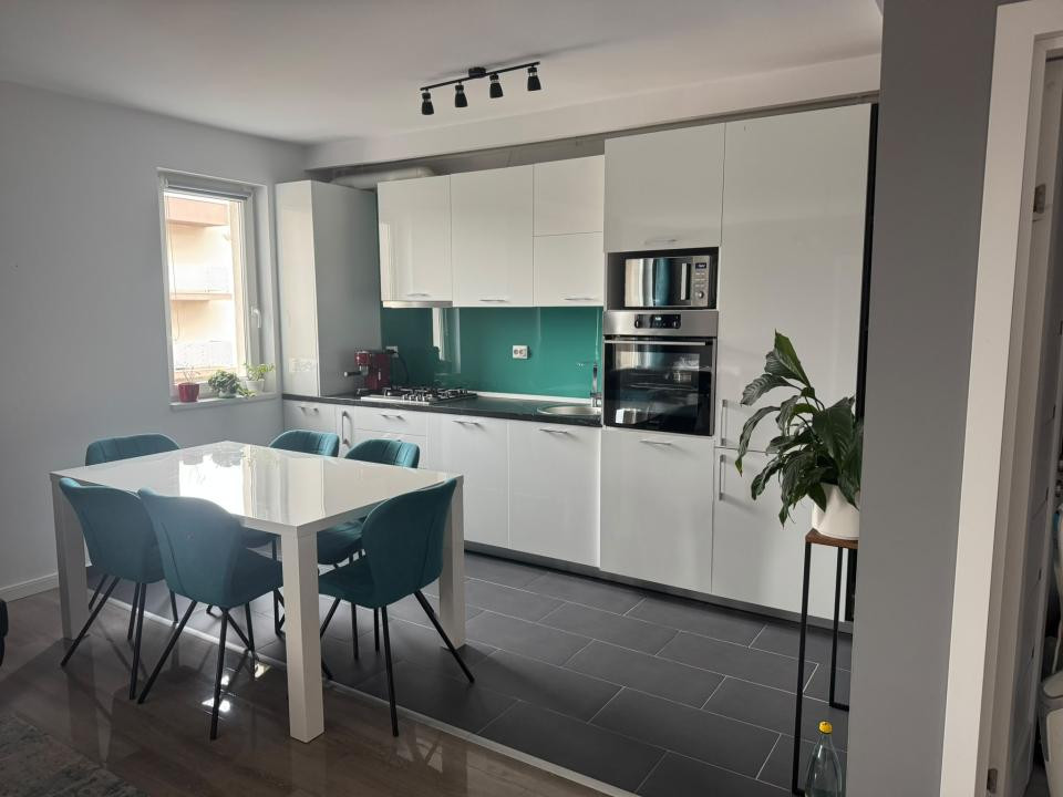 Apartament cu 3 camere, 70 mp, 2 balcoane, zona Teilor